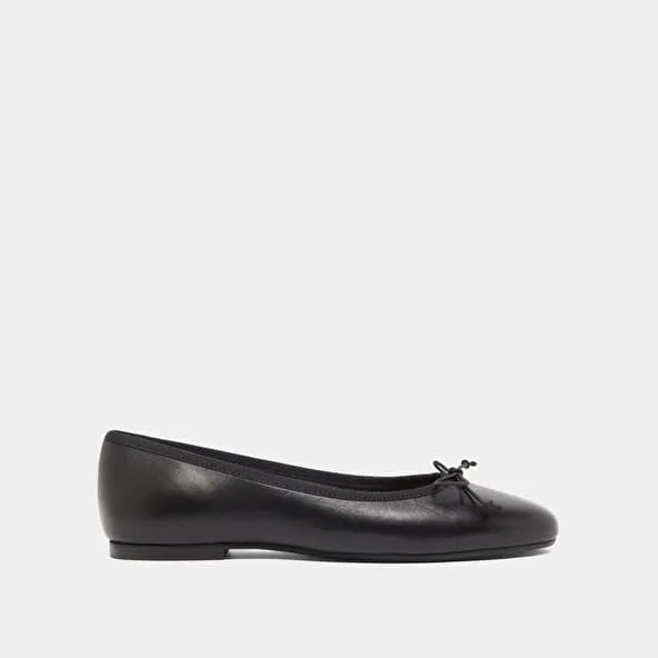 Ballet flats with laces in black leather