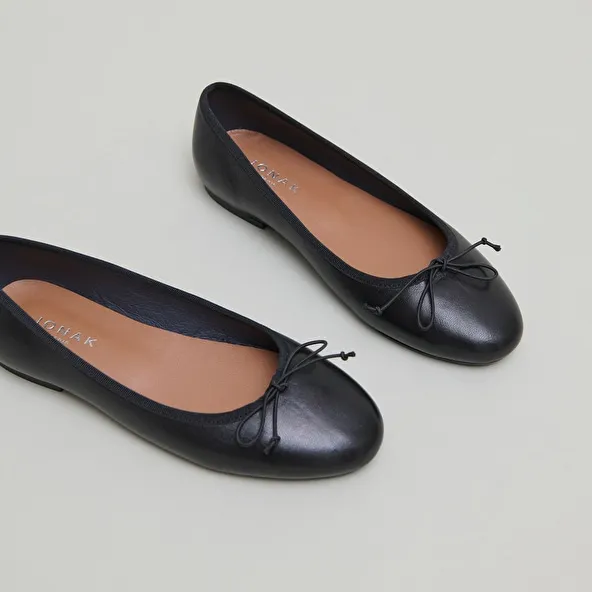 Ballet flats with laces in black leather