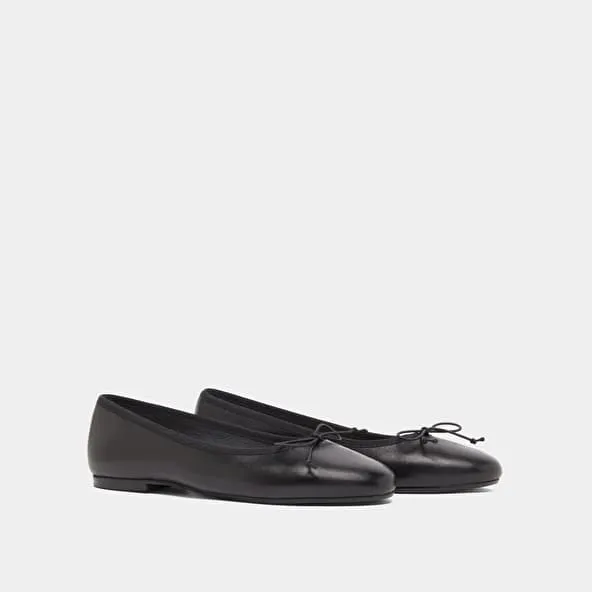 Ballet flats with laces in black leather