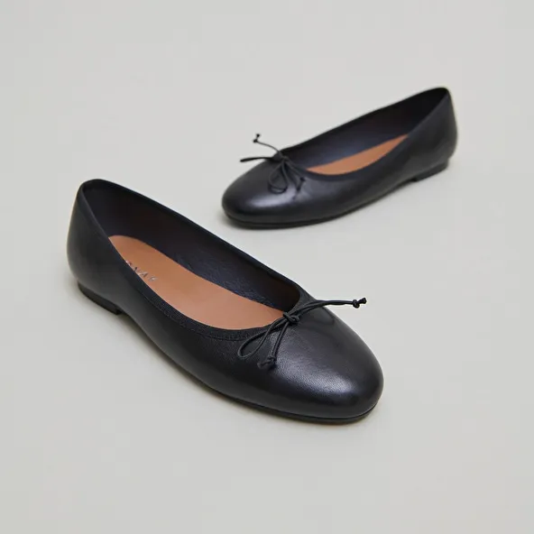 Ballet flats with laces in black leather