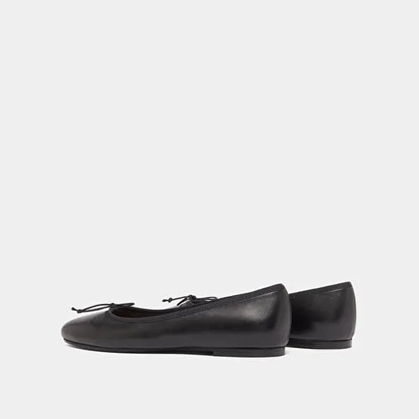 Ballet flats with laces in black leather