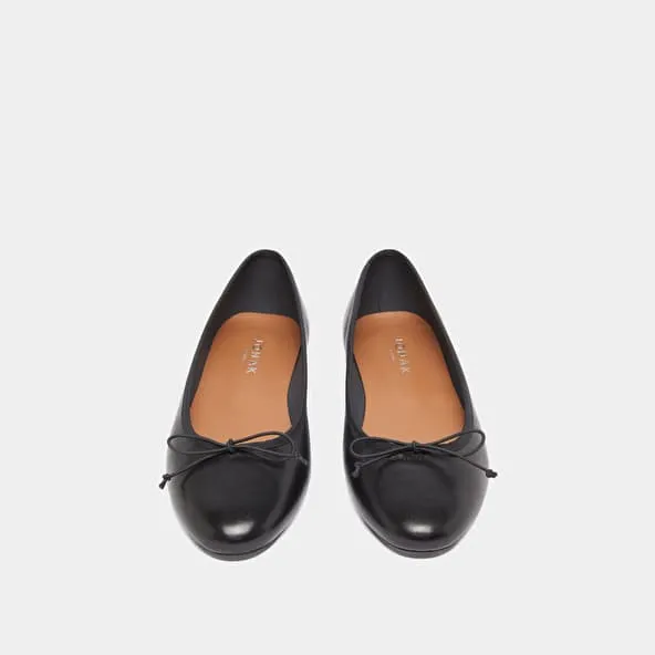 Ballet flats with laces in black leather