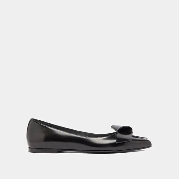 Ballet flats with pointed toes in black glazed leather