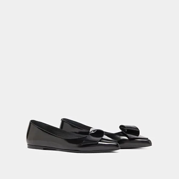 Ballet flats with pointed toes in black glazed leather