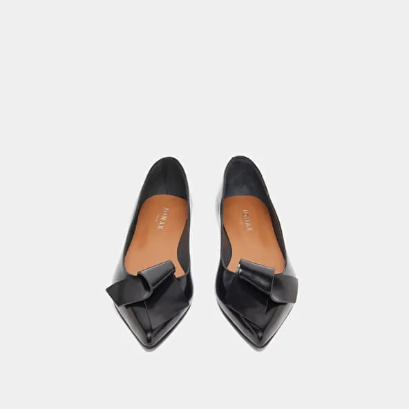 Ballet flats with pointed toes in black glazed leather