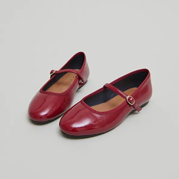 Ballet flats with strap in carmine red pleated leather