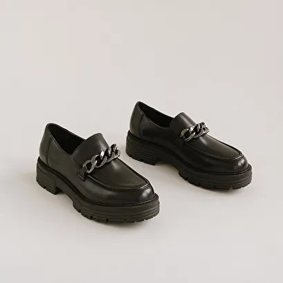 Loafers with chains and notched soles in black leather