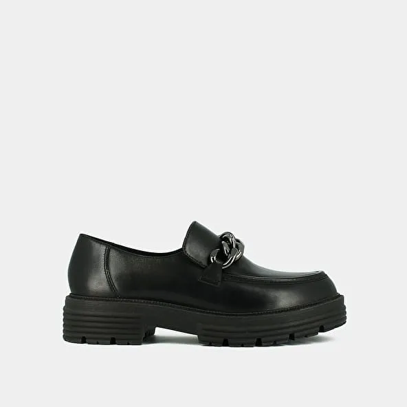 Loafers with chains and notched soles in black leather