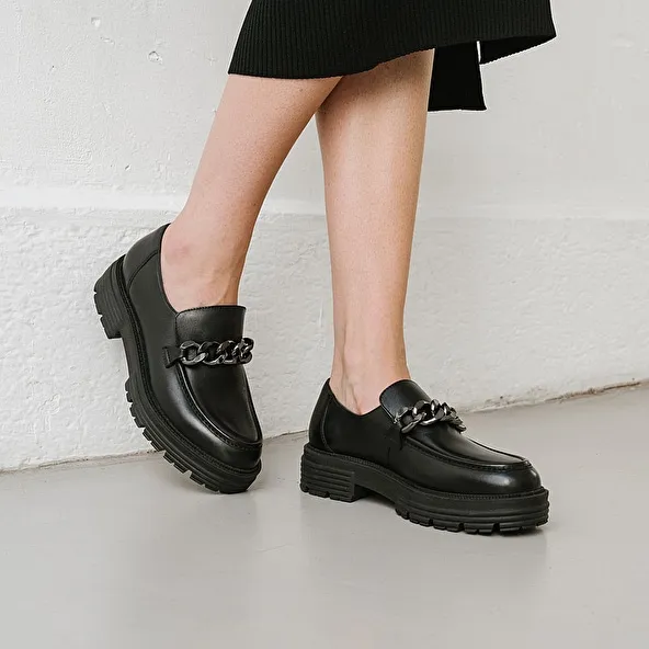 Loafers with chains and notched soles in black leather