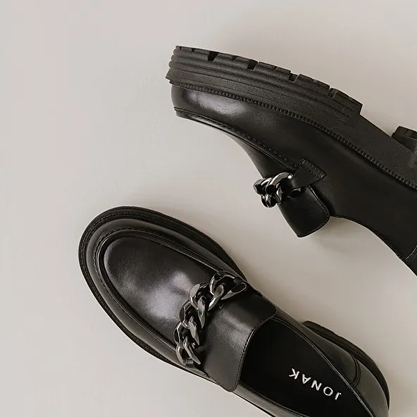 Loafers with chains and notched soles in black leather