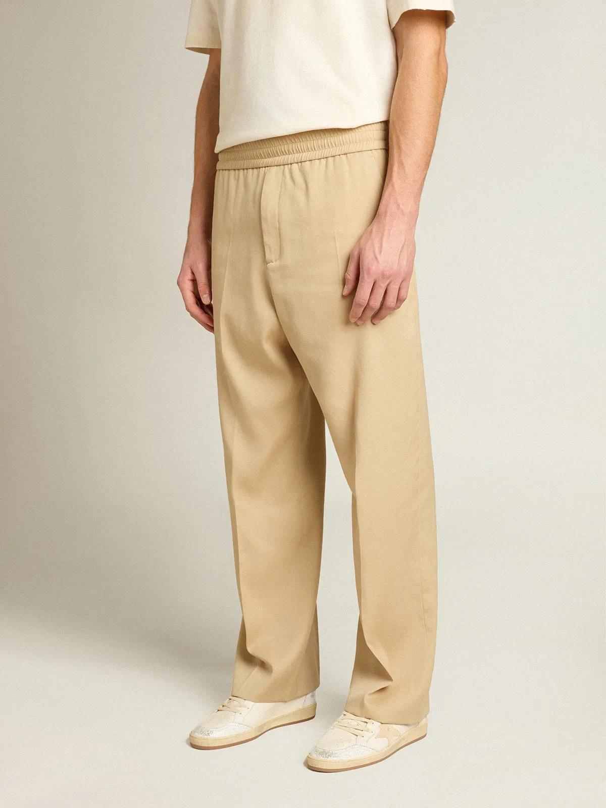 Men’s sand-colored joggers with pocket on the back