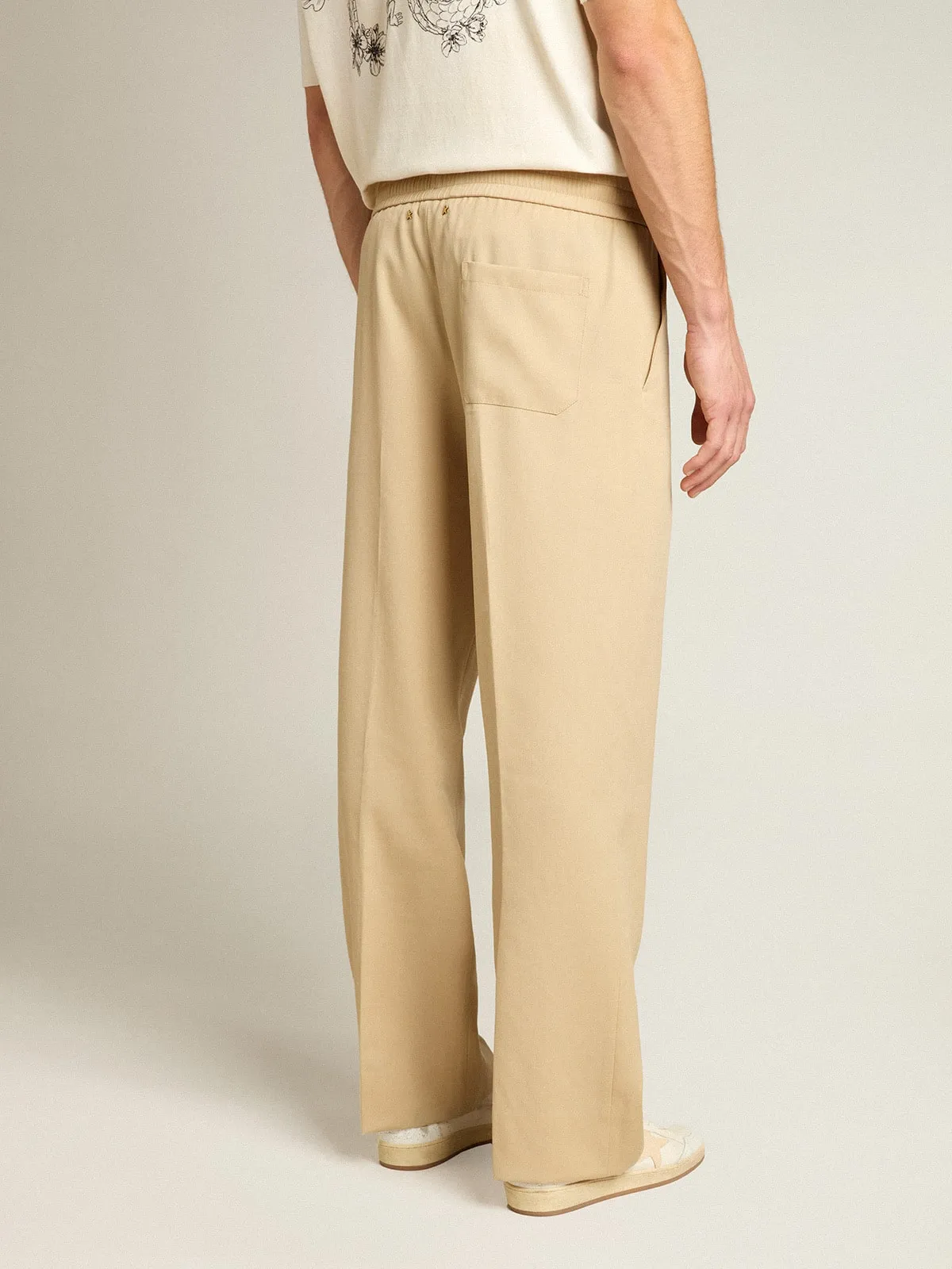 Men’s sand-colored joggers with pocket on the back