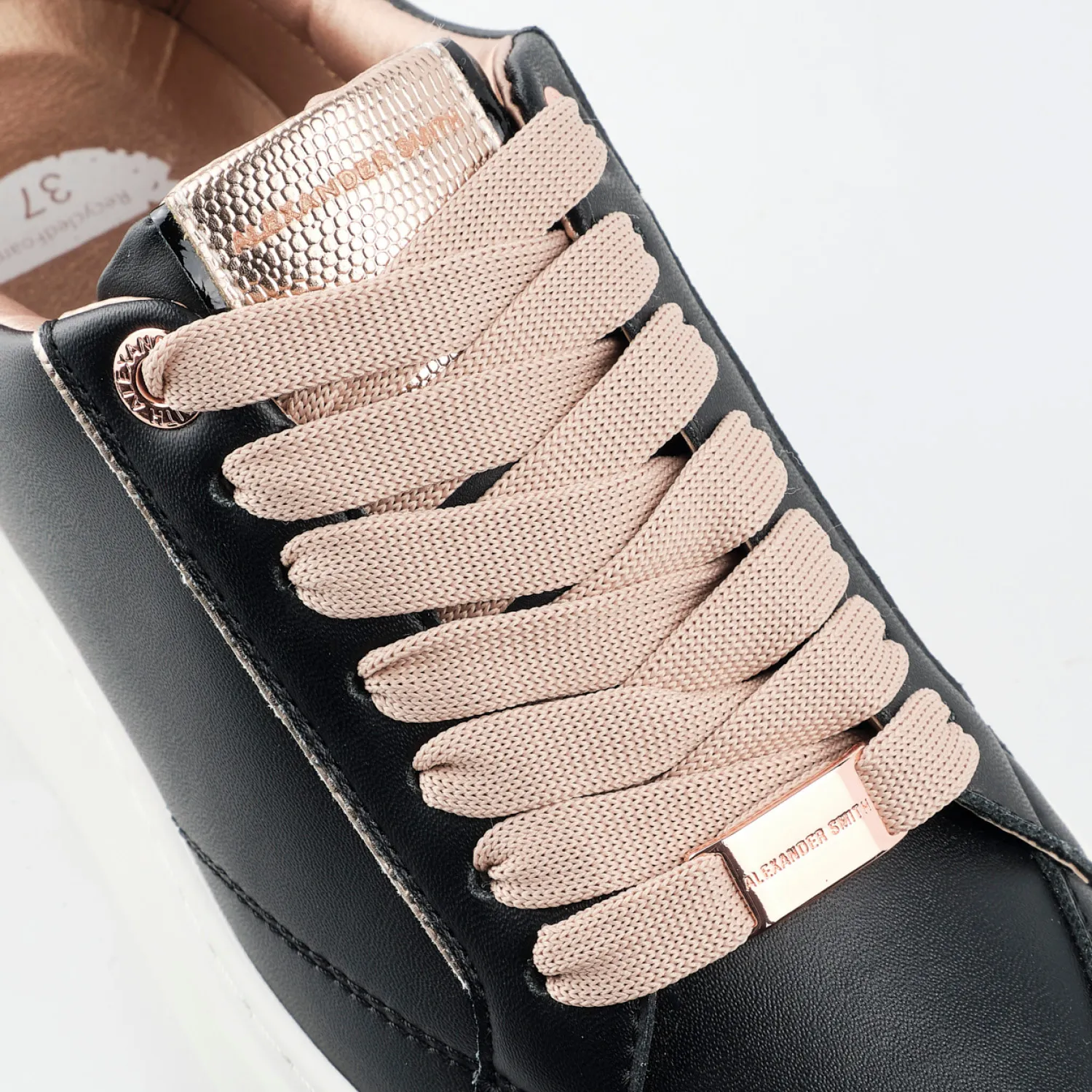 Sneakers vegana nera con sperone platino rosato