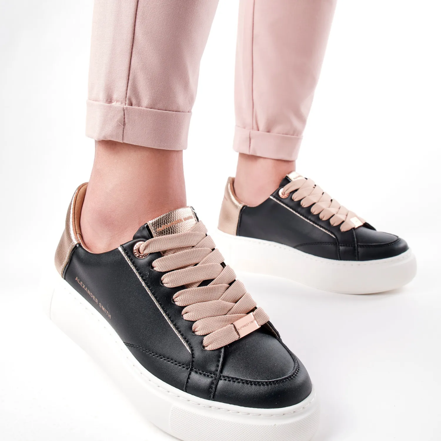 Sneakers vegana nera con sperone platino rosato