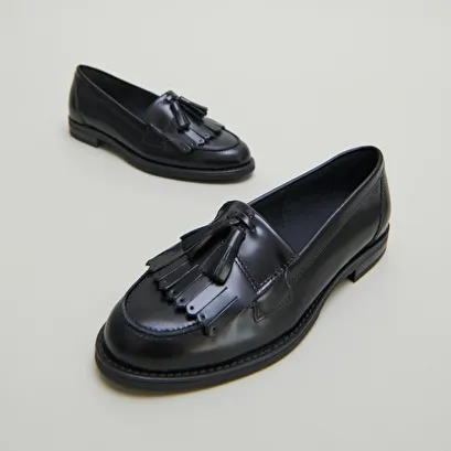 Tassel loafers in black glazed leather