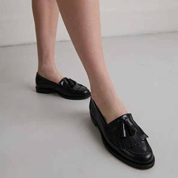 Tassel loafers in black glazed leather