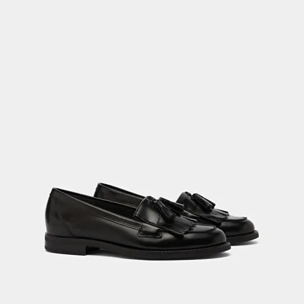 Tassel loafers in black glazed leather