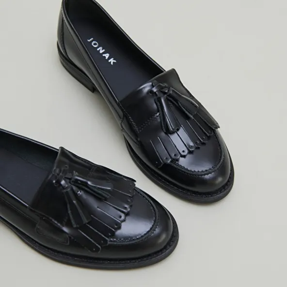 Tassel loafers in black glazed leather