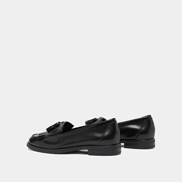 Tassel loafers in black glazed leather