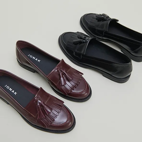 Tassel loafers in black glazed leather