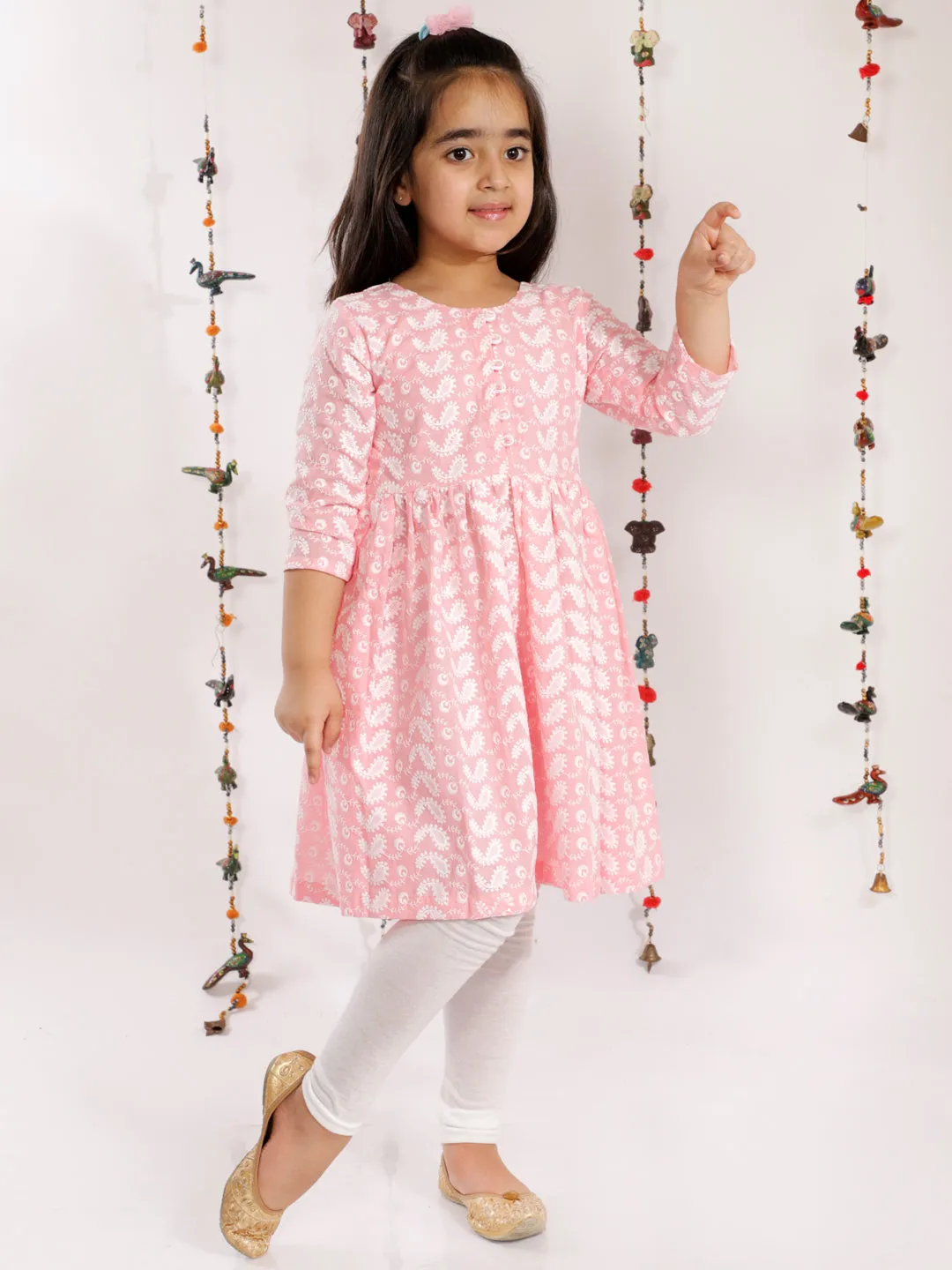 VASTRAMAY Girls' Pink Pure Cotton Chikankari Kurta With Leggings